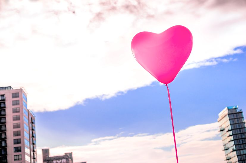 Um balão em forma de coração: perdoar faz bem à saúde física e mental, tornando-nos mais leves | Foto: Giuseppe Milo/Creative Commons