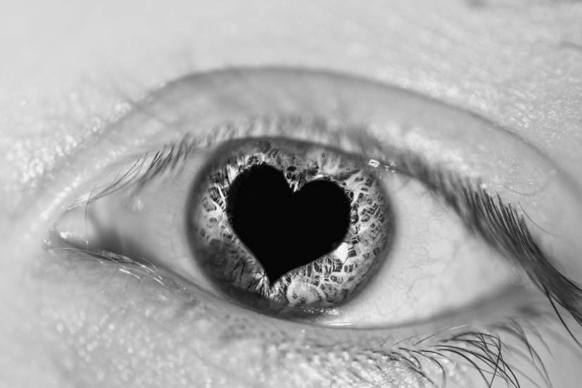Uma pupila em forma de coração: o amor que cultivamos em nós estende-se ao que nos rodeia | Foto: Ben Mortimer/Creative Commons