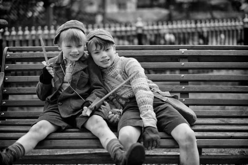 Duas crianças num banco de jardim: a infância é um fase cheia de momentos preciosos | Foto: David Guyler/Creative Commons