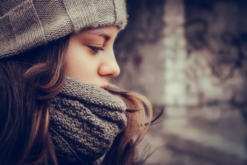 Uma rapariga com roupas de inverno: além dos fatores externos, as nossas emoções também influenciam a saúde | Foto: Nastya Birdy/Creative Commons