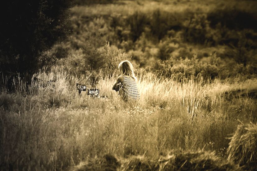 Uma menina a fazer o luto dos seus animais de estimação: a perda ocorre em várias fases da vida | Foto: William Wooton