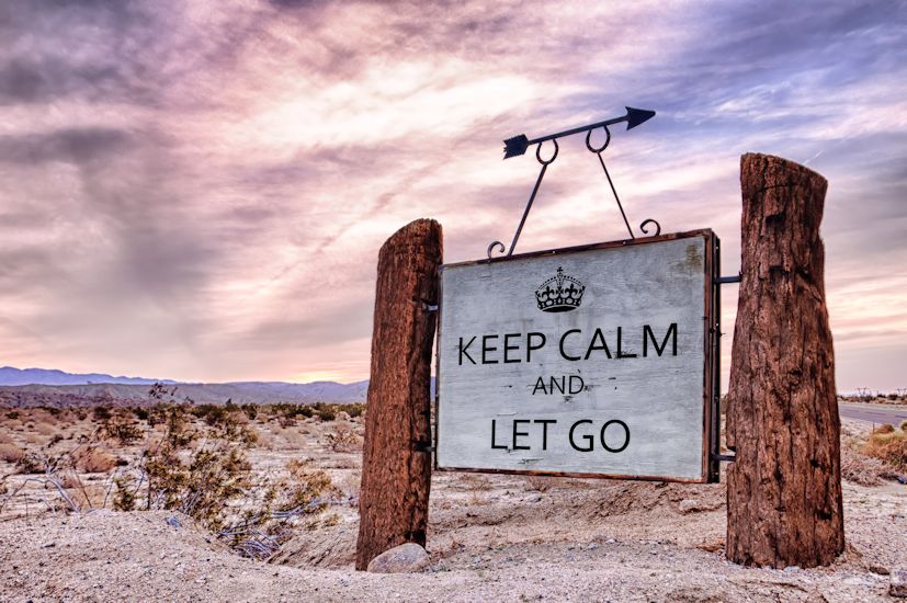"Keep Calm and Let Go" numa placa de beira de estrada: a sabedoria do desapego surge nos momentos mais inesperados | Foto: Randy Heinitz/Creative Commons
