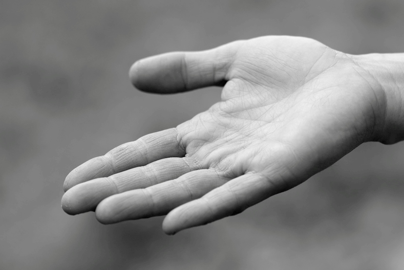 Uma mão estendida: doar Reiki em instituições é uma realidade cada vez mais presente | Foto: Creative Commons/Danny Chapman