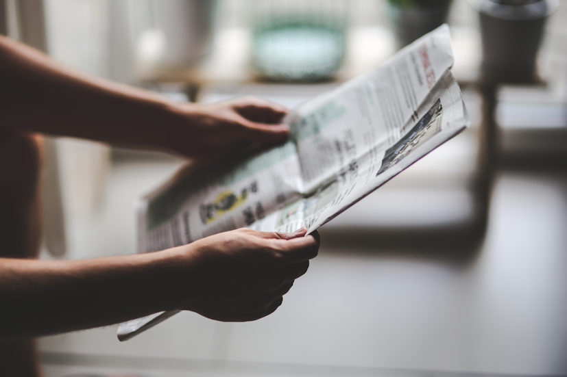 Um jornal entre duas mãos: o Reiki está cada vez mais presente nos meios de comunicação social | Foto: Pexels